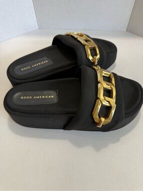Good American 8.5 Black Thick Slide Sandals with Chunky Gold Chain Accent